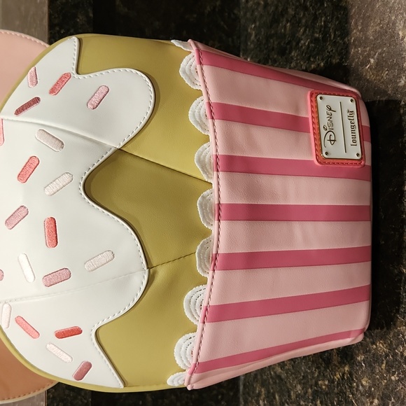 NWT Disney Loungefly Aristocats Marie sweet Cupcake mini backpack 🧁 SO CUTE 😍